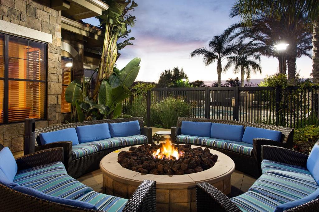 patio z kanapami i miejscem na ognisko w obiekcie Residence Inn by Marriott Camarillo w mieście Camarillo