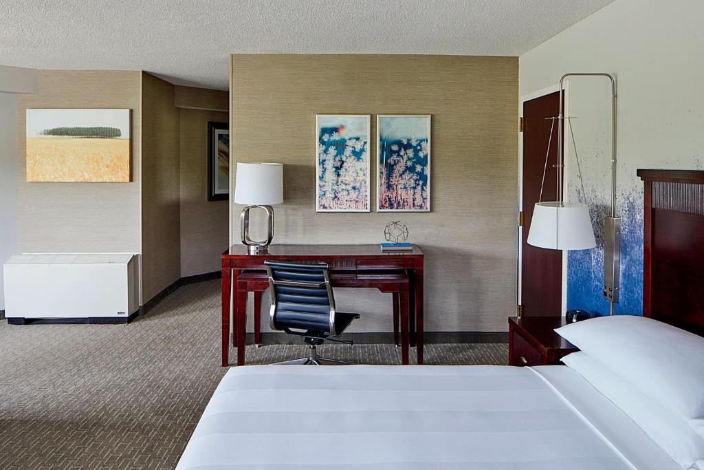 a hotel room with a desk and a bed at Minneapolis Marriott West in Saint Louis Park