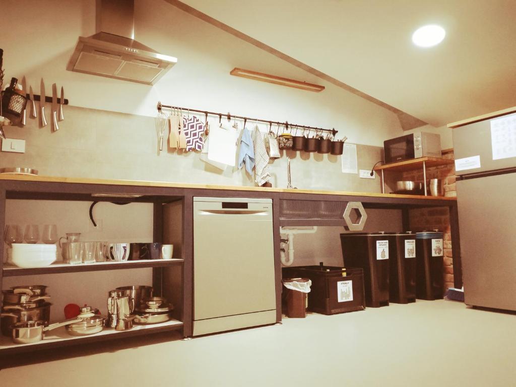 Kuchyň nebo kuchyňský kout v ubytování GARAGE HOSTEL