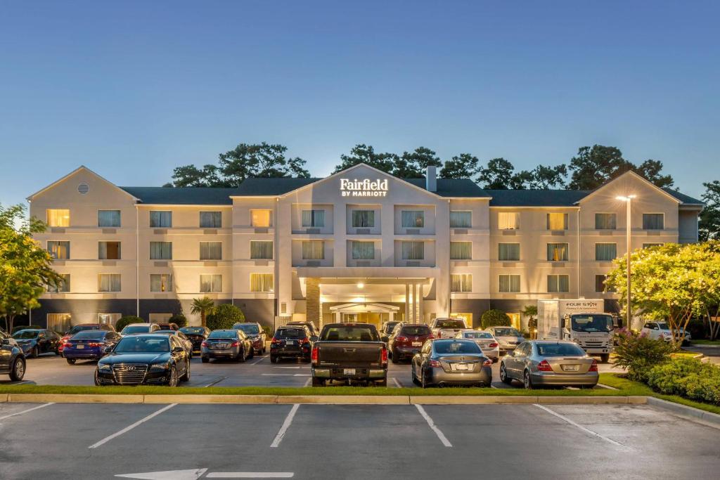 un estacionamiento frente a un hotel en Fairfield Inn Myrtle Beach North, en Myrtle Beach