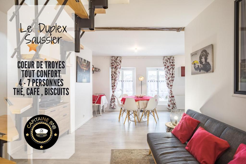 uma sala de estar com um sofá e uma mesa em Duplex Saussier- Centre historique - idéal Groupe em Troyes