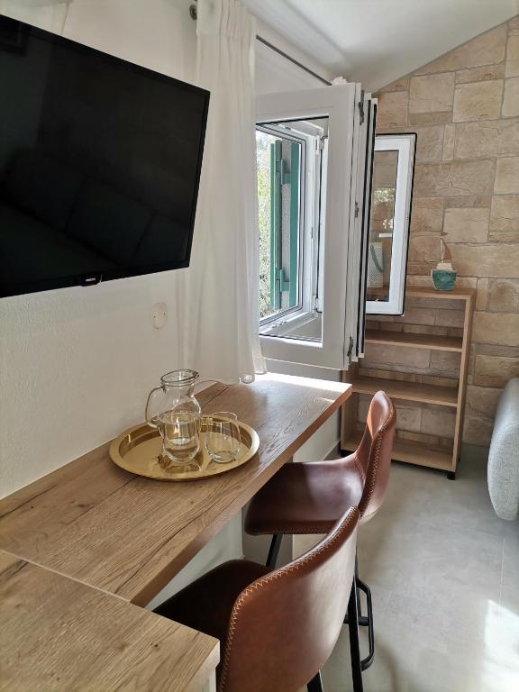 Televízia a/alebo spoločenská miestnosť v ubytovaní Holiday Batarelo