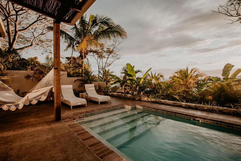 Bazén v ubytování Sansara Surf Yoga & Resort nebo v jeho okolí