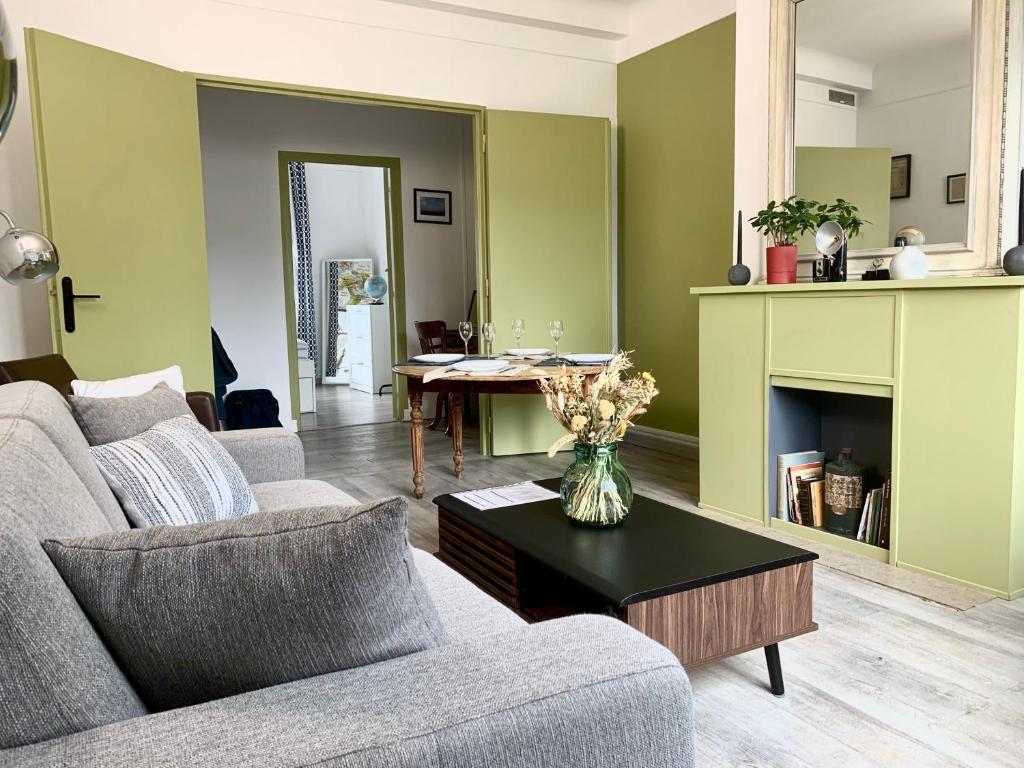 Posedenie v ubytovaní Appartement spacieux lumineux hypercentre