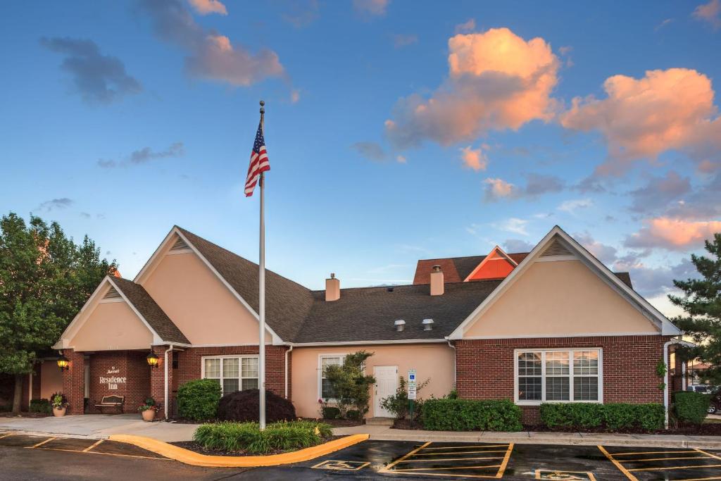 una casa con una bandera americana en un estacionamiento en Residence Inn Chicago O'Hare, en Rosemont