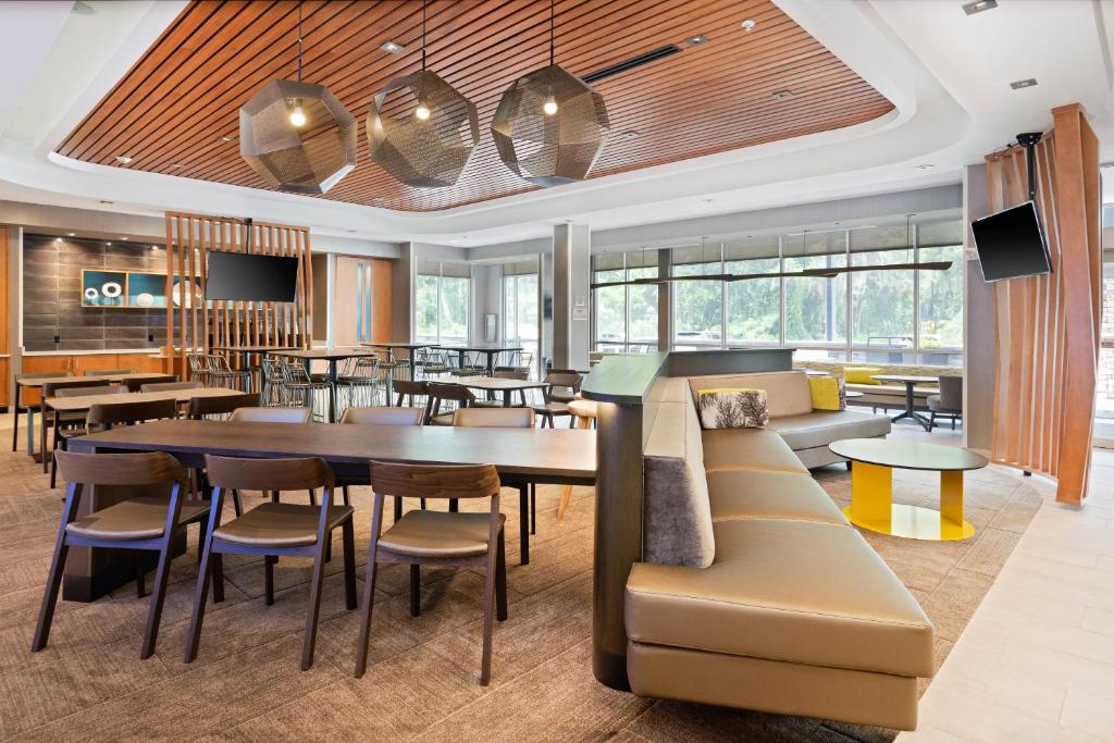 a dining room with a table and chairs at SpringHill Suites by Marriott Ocala in Ocala