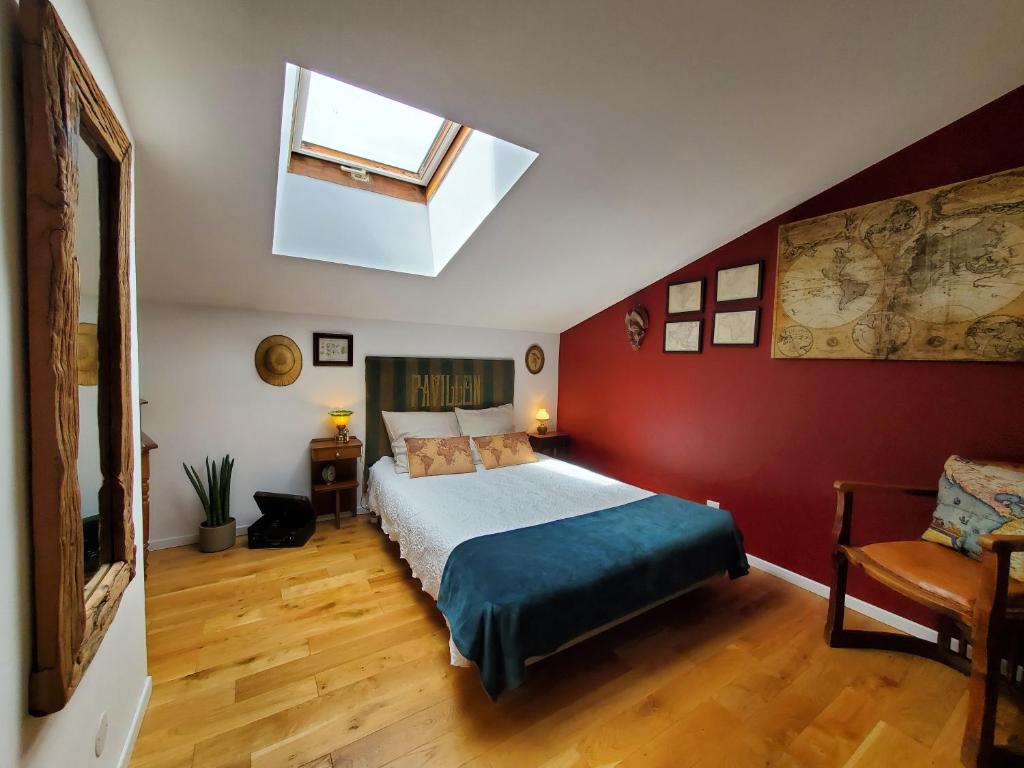 a bedroom with a bed and a skylight at La Dolce Vita - Chambre Cristoforo Colombo in Montpeyroux