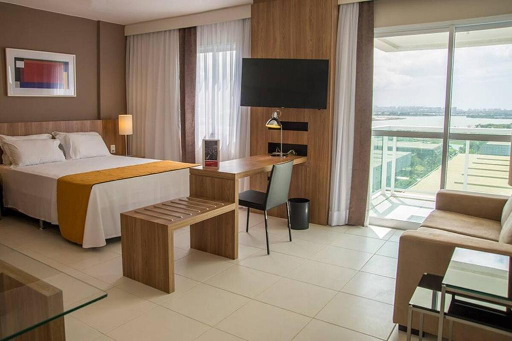Habitación de hotel con cama y escritorio. en Residence Inn By Rio Stay, en Río de Janeiro