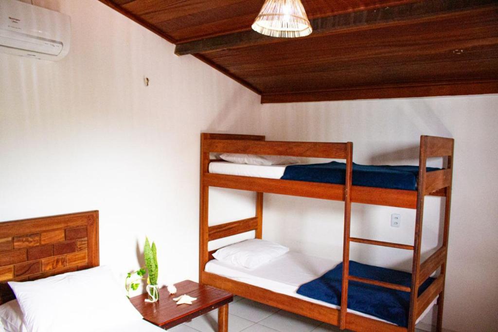 Divstāvu gulta vai divstāvu gultas numurā naktsmītnē Pousada Paradise Flecheiras