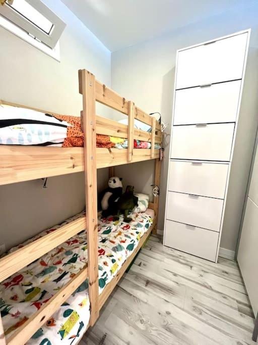 Poschodová posteľ alebo postele v izbe v ubytovaní ESTUDIO en primera línea de playa