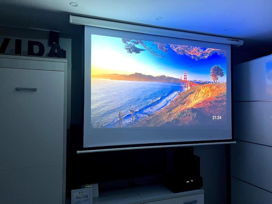 Televízia a/alebo spoločenská miestnosť v ubytovaní ESTUDIO en primera línea de playa