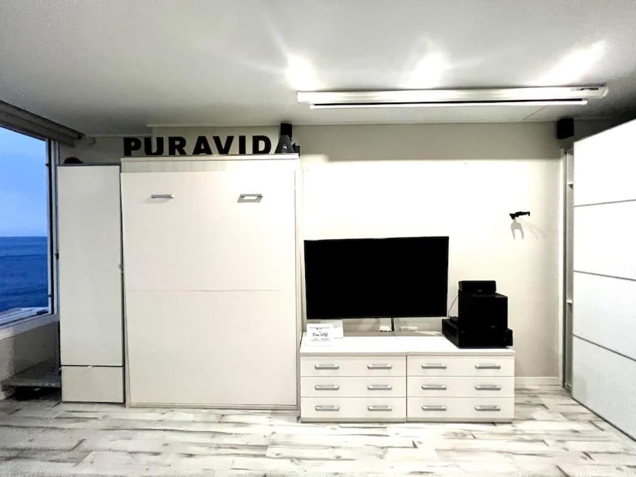 Televízia a/alebo spoločenská miestnosť v ubytovaní ESTUDIO en primera línea de playa