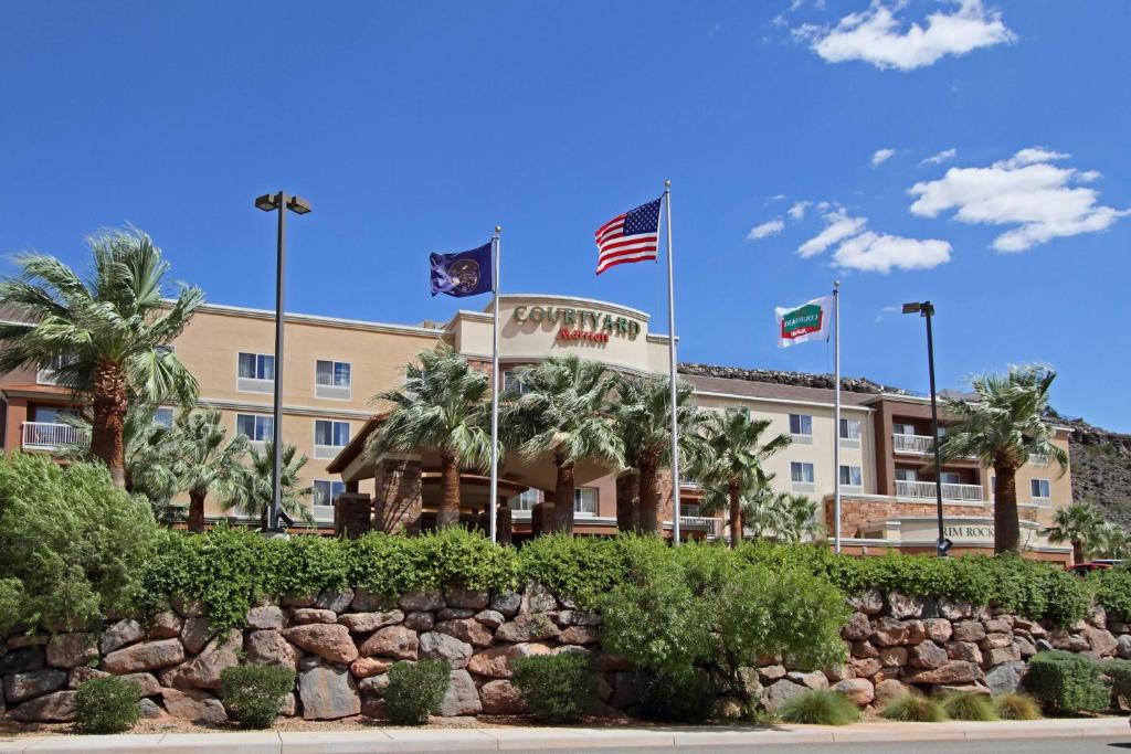 un hotel con banderas frente a un edificio en Courtyard by Marriott St. George en St. George