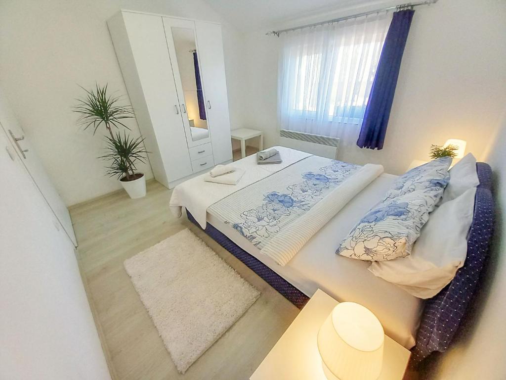 ein Schlafzimmer mit einem großen Bett und einem Spiegel in der Unterkunft My Parents Guest House in Petrovec
