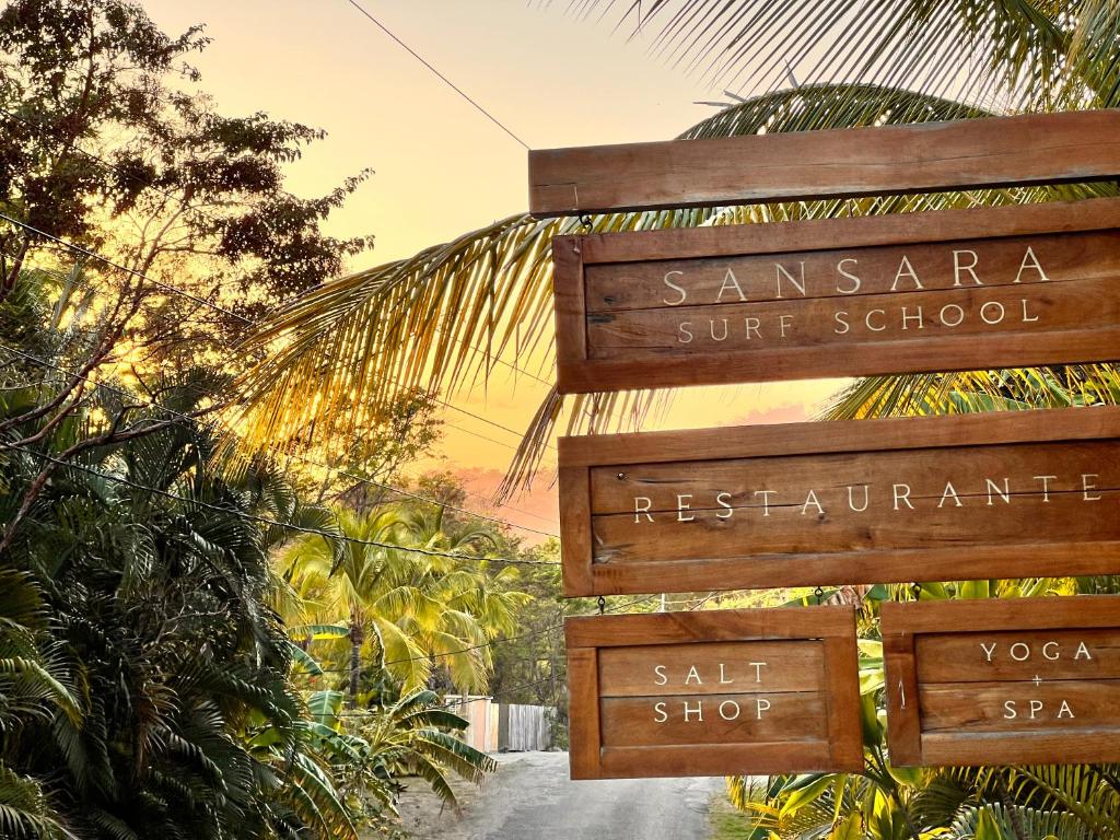 una señal para una super escuela samsara en un resort en Sansara Surf Yoga & Resort en Cambutal