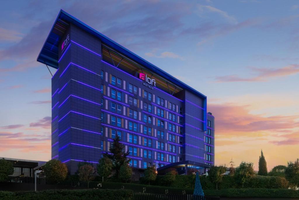 una representación de un hotel con un edificio azul en Aloft Bursa Hotel, en Bursa