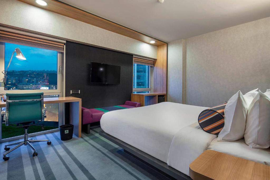 Кровать или кровати в номере Aloft Bursa Hotel