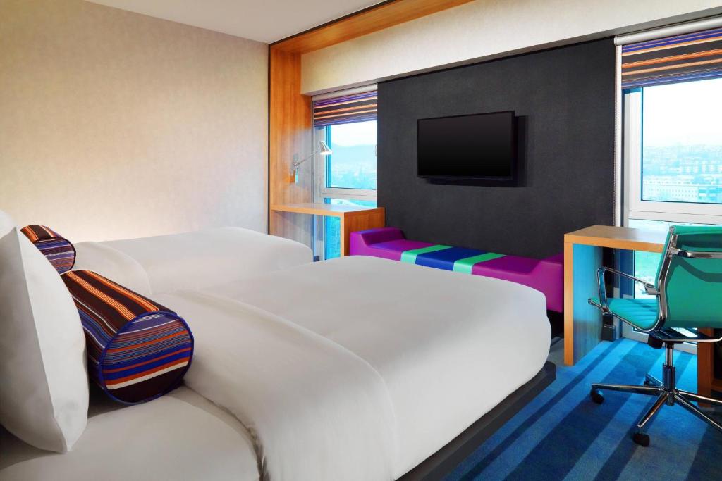 Телевизор и/или развлекательный центр в Aloft Bursa Hotel
