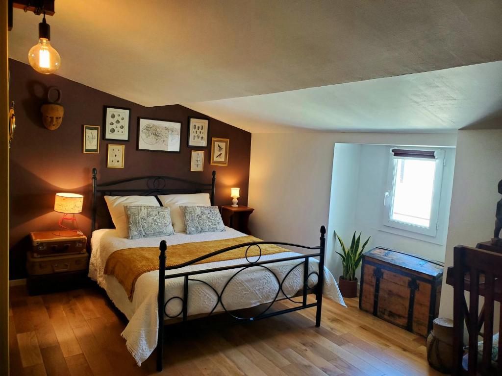 Montpeyroux的住宿－La Dolce Vita - Chambre Amerigo Vespucci，一间卧室设有一张床和一个窗口