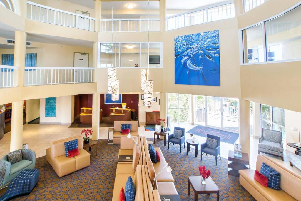 基拉戈的住宿－拉哥島萬怡酒店，一个带沙发和椅子的大型大堂
