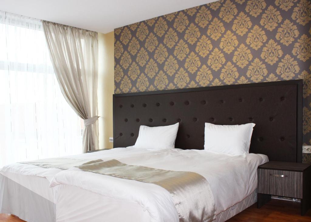 Postel nebo postele na pokoji v ubytování Family Hotel Silistra