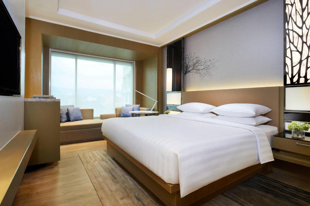 Postel nebo postele na pokoji v ubytování Courtyard by Marriott Bandung Dago