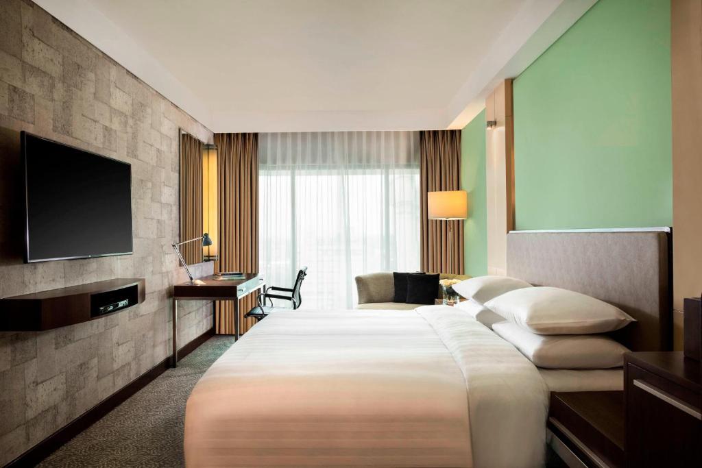 Postel nebo postele na pokoji v ubytování Courtyard by Marriott Bandung Dago
