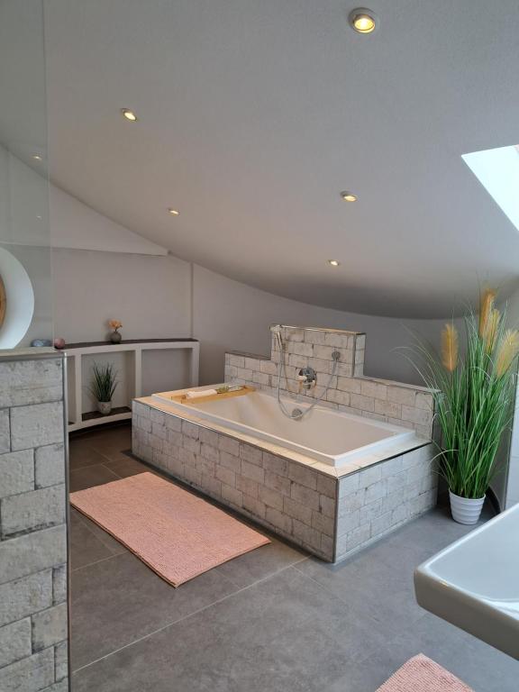 ein großes Bad mit Badewanne in einem Zimmer in der Unterkunft Ferienwohnung Alpenpanorama in Halblech