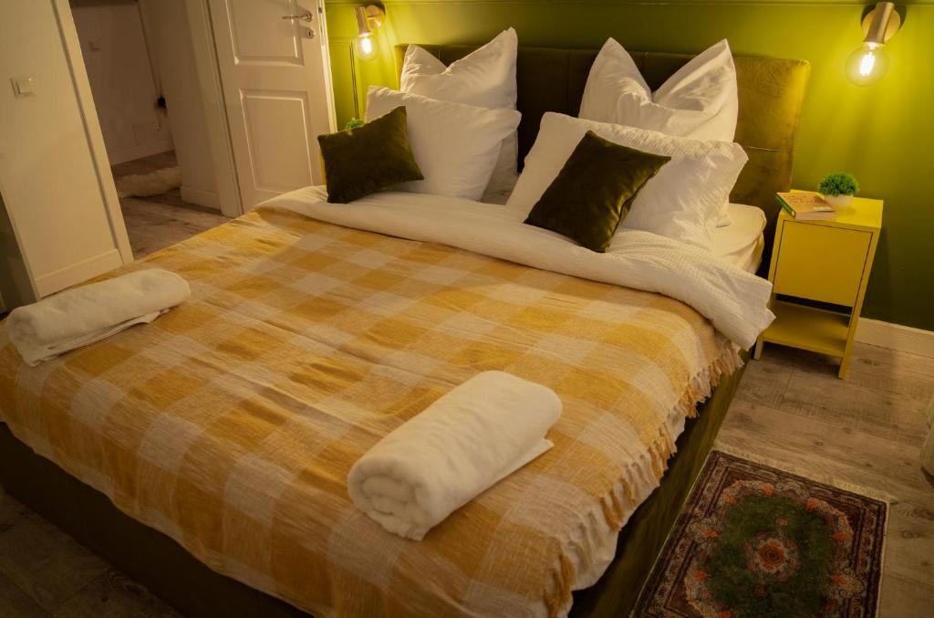 um quarto com uma cama com toalhas em Smiling Apartment em Cluj-Napoca