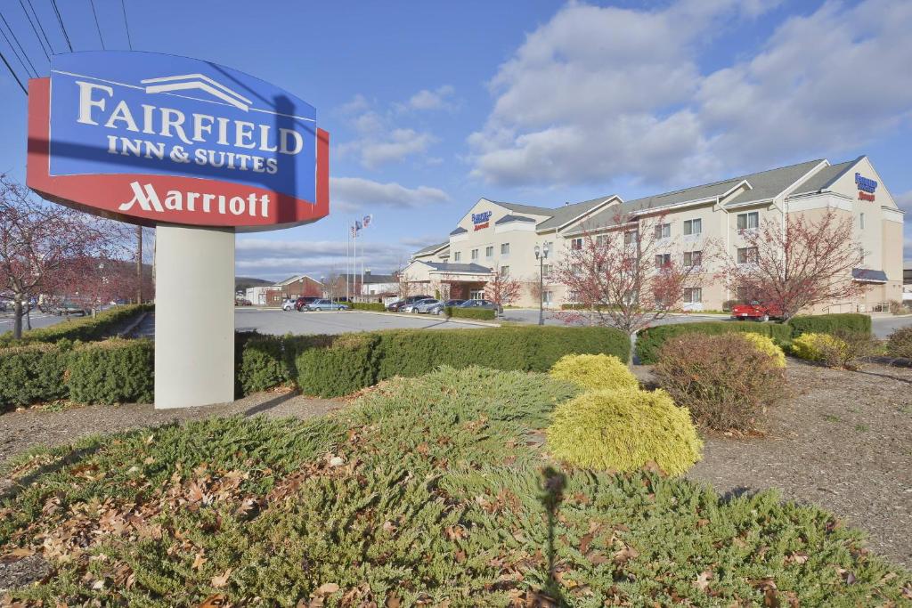 un cartello per una locanda e suite Fairfield di Fairfield Inn and Suites by Marriott Williamsport a Williamsport