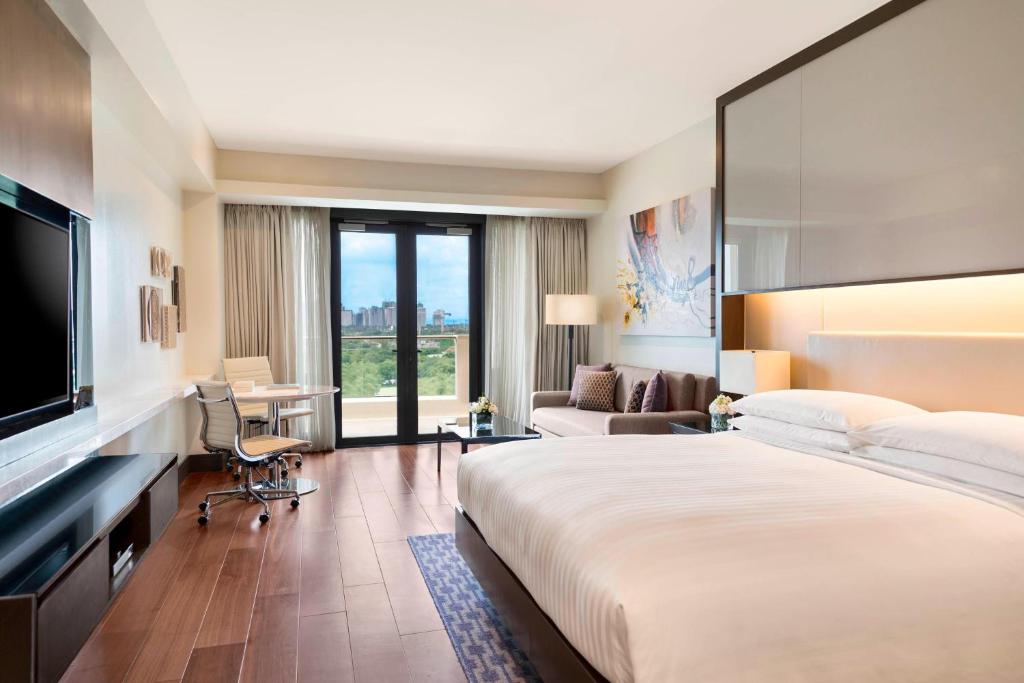 Postel nebo postele na pokoji v ubytování Manila Marriott Hotel at Newport World Resorts