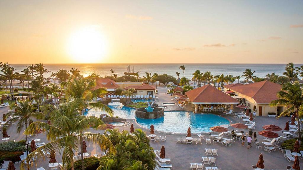 una vista aérea de un complejo con piscina en Bluegreen at La Cabana Beach Resort & Casino en Palm-Eagle Beach