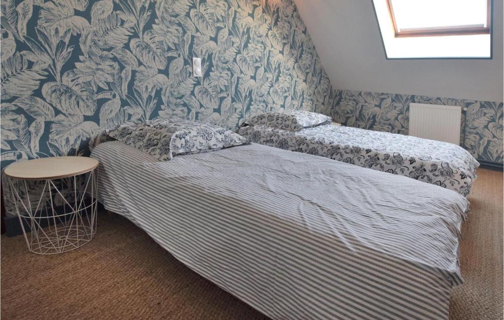Posteľ alebo postele v izbe v ubytovaní 4 Bedroom Cozy Home In Montsenelle