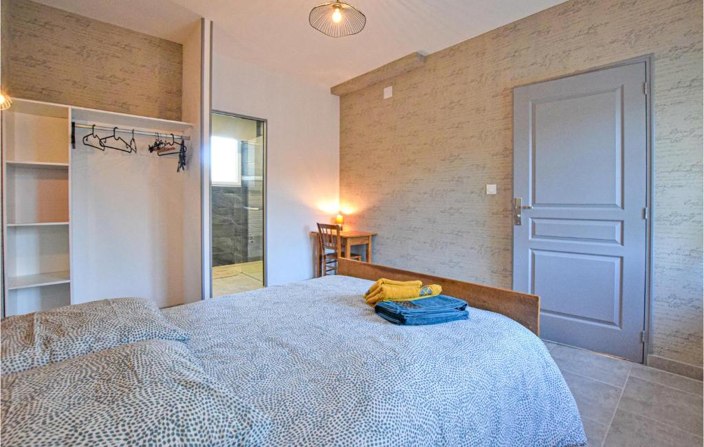 Posteľ alebo postele v izbe v ubytovaní 4 Bedroom Cozy Home In Montsenelle