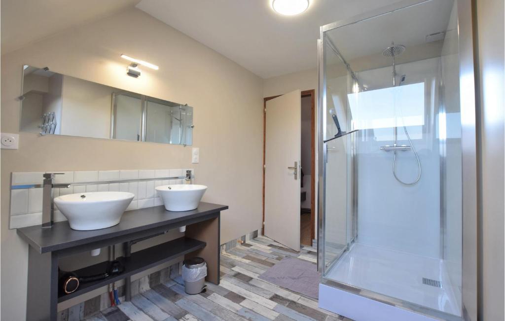 Kúpeľňa v ubytovaní 4 Bedroom Cozy Home In Montsenelle