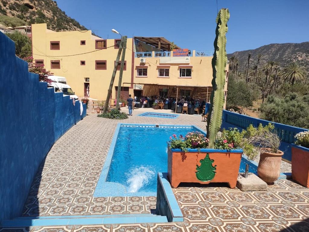 阿加迪爾的住宿－gite rurale Sousse paradis Vallée，一座带游泳池和大楼的度假村