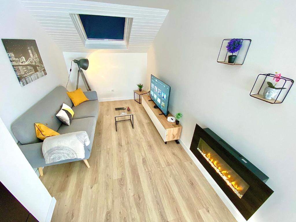 Televízia a/alebo spoločenská miestnosť v ubytovaní L’appartement du Fayé avec jacuzzi privé