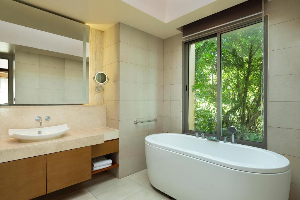 Koupelna v ubytování The Westin Siray Bay Resort & Spa, Phuket