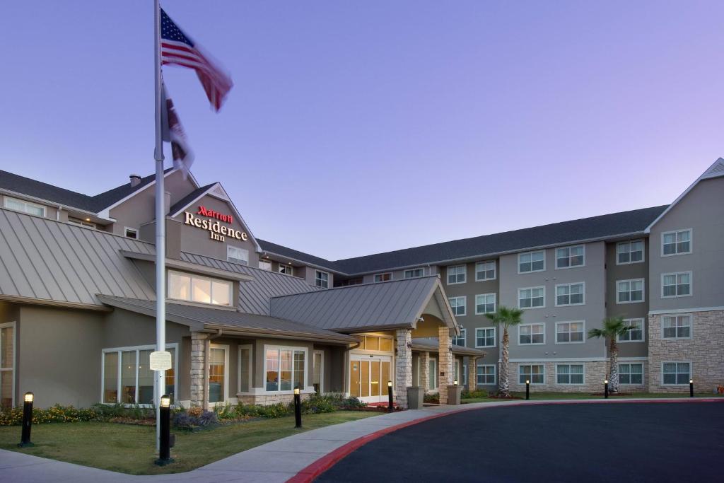 une image de l'avant d'un hôtel dans l'établissement Residence Inn by Marriott San Antonio SeaWorld / Lackland, à San Antonio