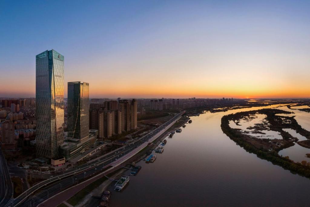 The Ritz-Carlton, Harbin في هاربين: اطلالة جوية على مدينة بها نهر ومباني