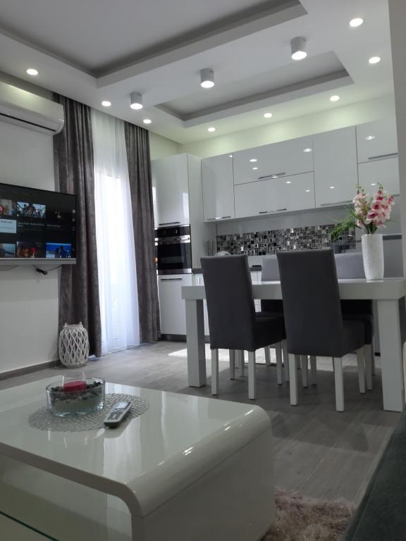 eine Küche mit einem weißen Tisch und Stühlen in der Unterkunft Apartments Pepdjonovic in Ulcinj