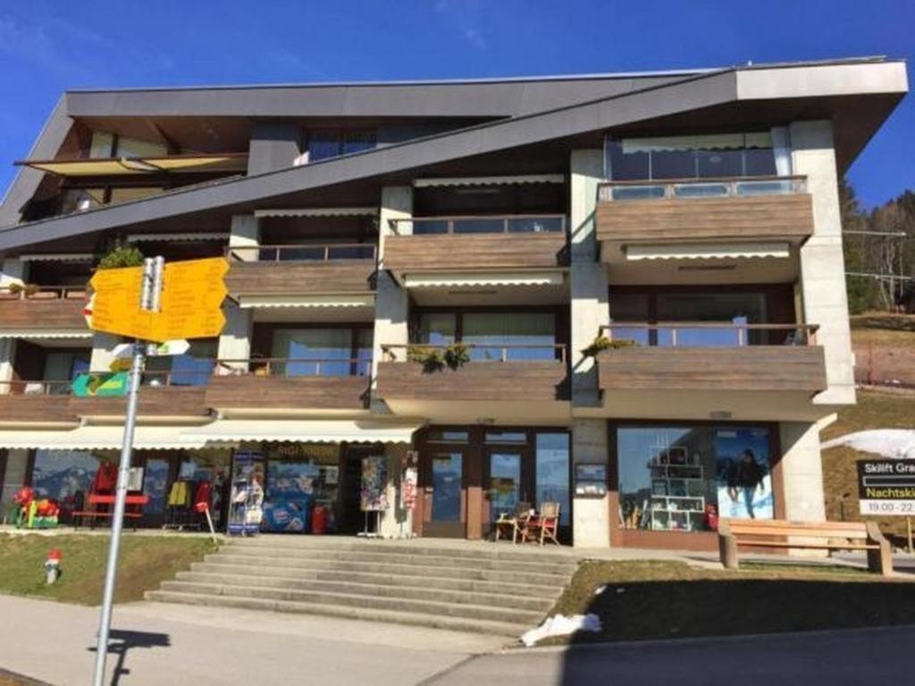 ein großes Gebäude mit einer Treppe davor in der Unterkunft Ferienwohnung Casa Margherita mit Traumaussicht in Rigi Kaltbad