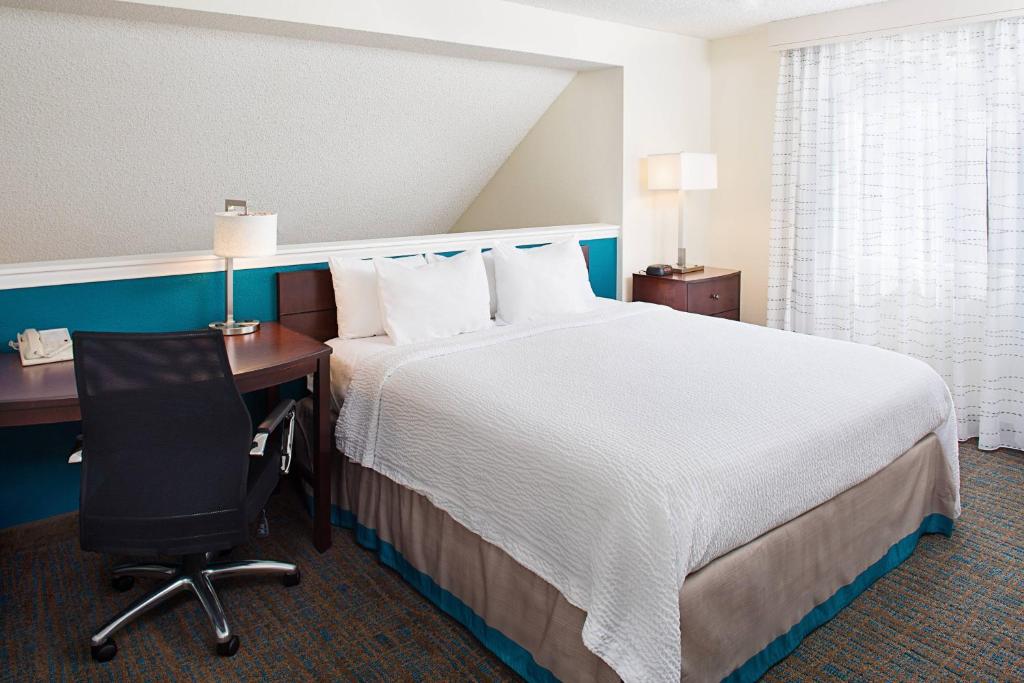 a hotel room with a bed and a desk and a chair at Residence Inn Seattle South/Tukwila in Tukwila