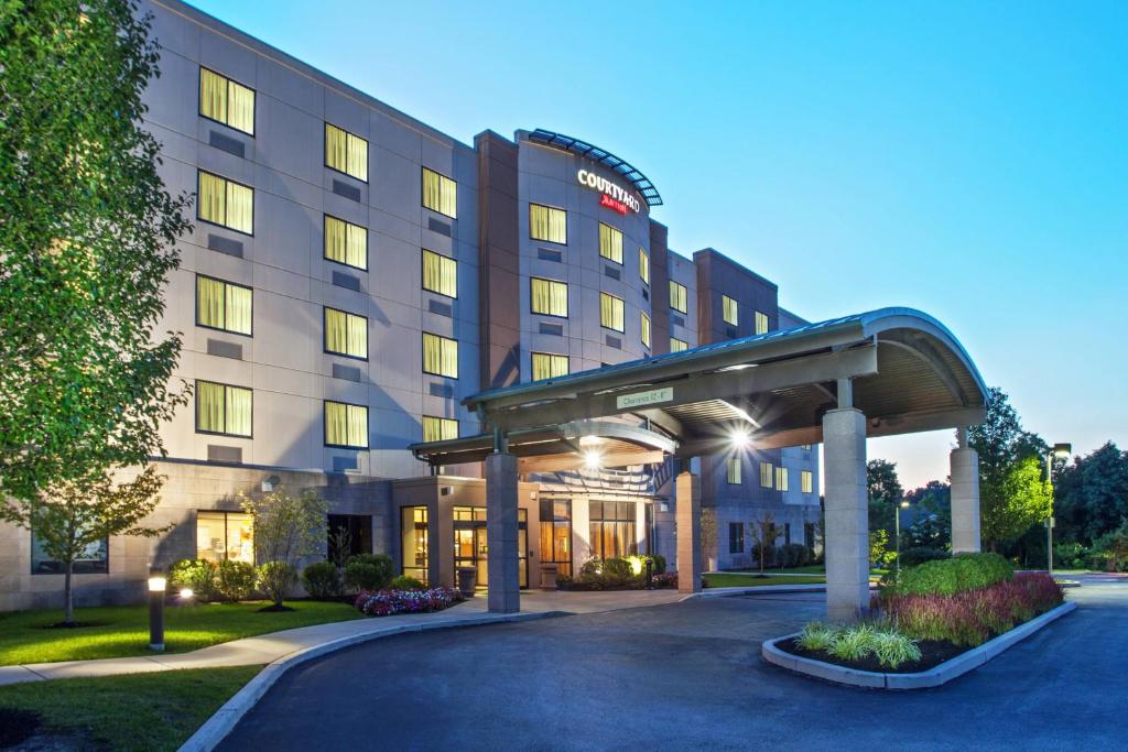 un edificio de hotel con un cenador frente a él en Courtyard Philadelphia Great Valley/Malvern, en Malvern