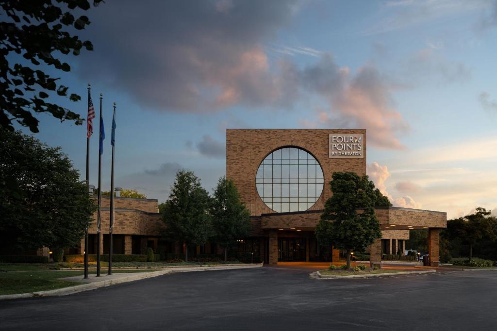 een gebouw met een groot raam aan de voorzijde bij Four Points by Sheraton Milwaukee North Shore in Brown Deer