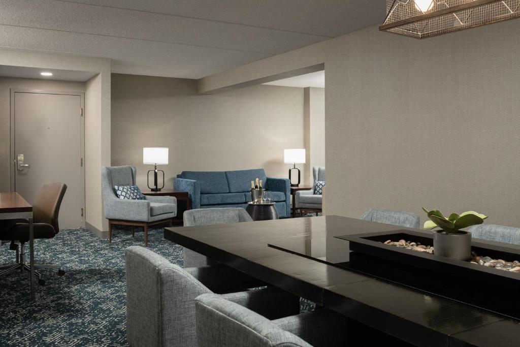 Four Points by Sheraton Milwaukee North Shore - One-Bedroom Presidential King Suite With Sofa Bed