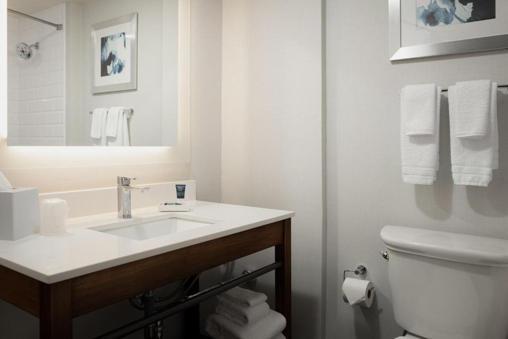 Four Points by Sheraton Milwaukee North Shore photo