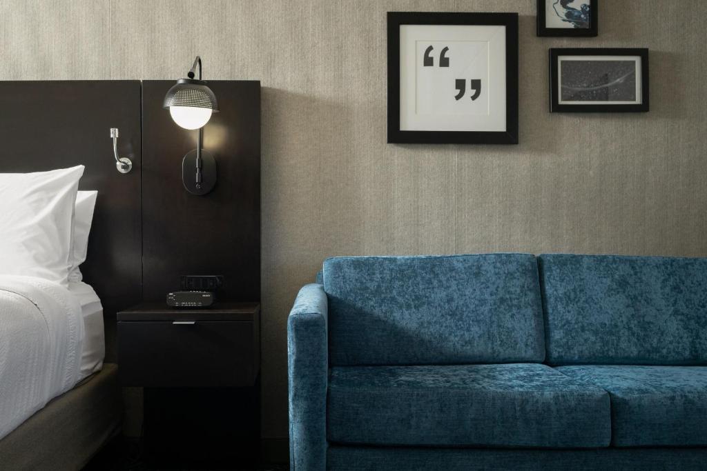 Four Points by Sheraton Milwaukee North Shore - Guest Room, 1 King, Sofa Bed
