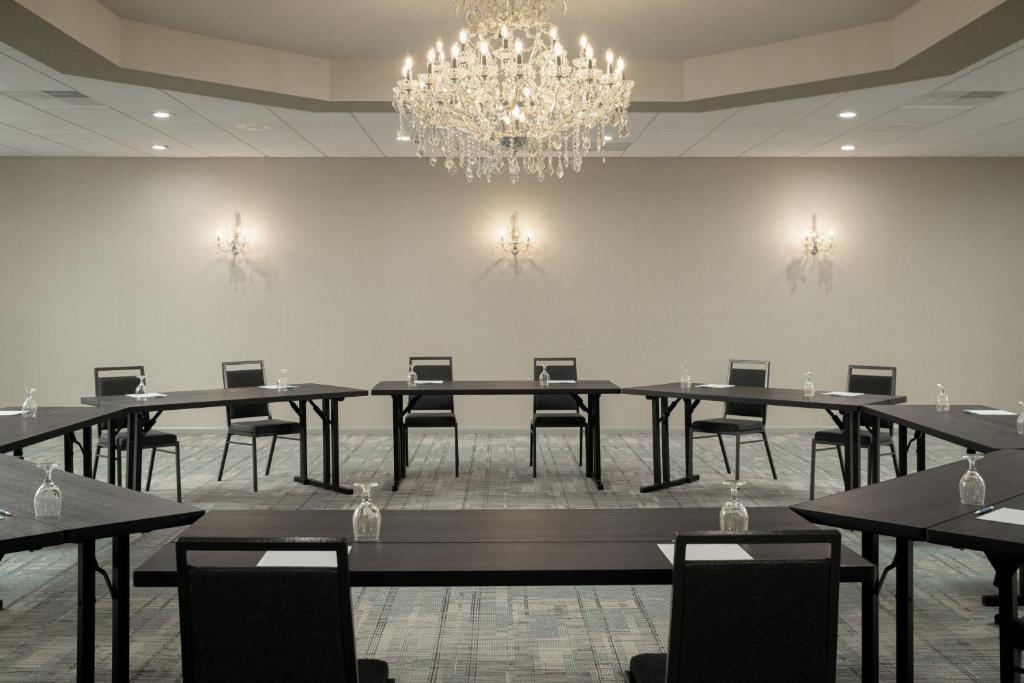 Four Points by Sheraton Milwaukee North Shore photo