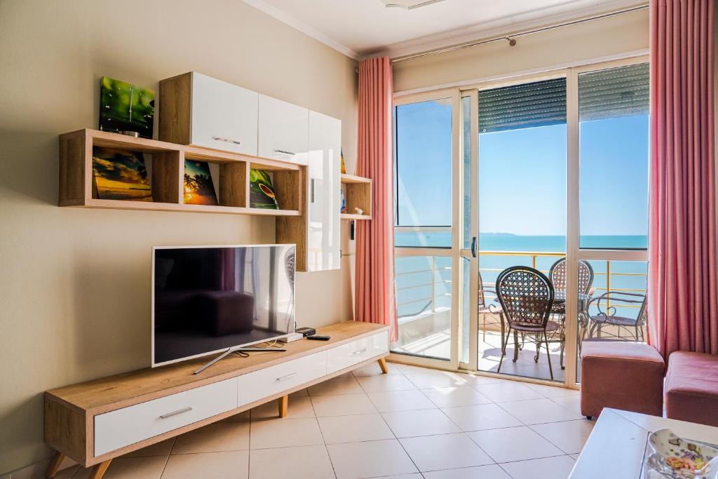 un soggiorno con TV e balcone di Apartament CDS a Durrës